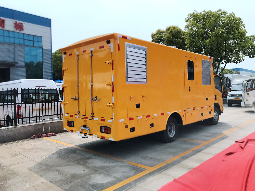 五十鈴搶險(xiǎn)救援排澇車圖片3