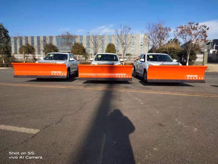 國六大通皮卡除雪車 前置2.3米除雪車后置1方不銹鋼融雪撒布機(jī)圖片2