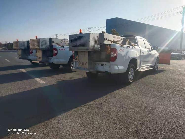 國六大通皮卡除雪車 前置2.3米除雪車后置1方不銹鋼融雪撒布機(jī)圖片4