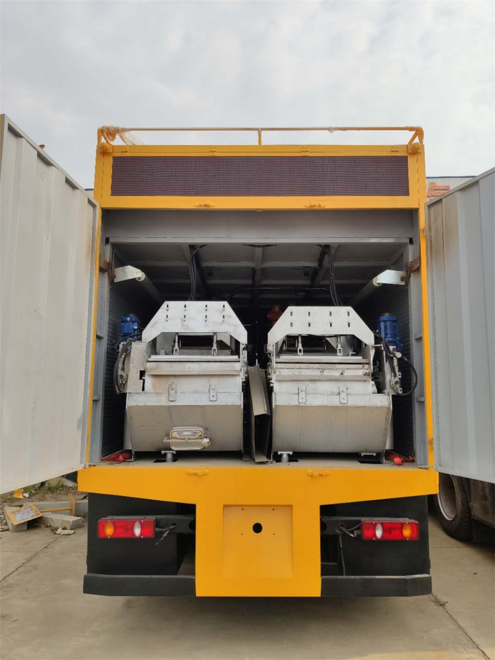 東風(fēng)天錦吸污凈化車(chē)藍(lán)牌圖片3
