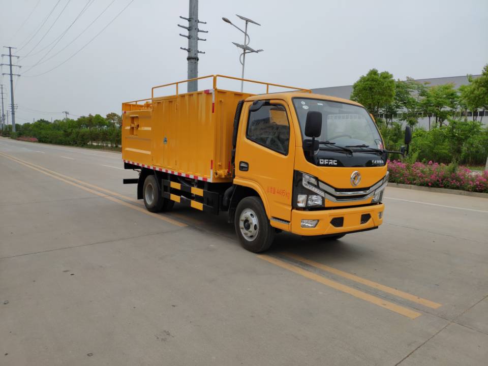 藍(lán)牌東風(fēng)小多利卡污水處理車圖片5