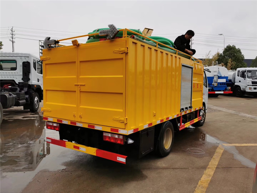 東風(fēng)小多利卡污水處理車圖片4
