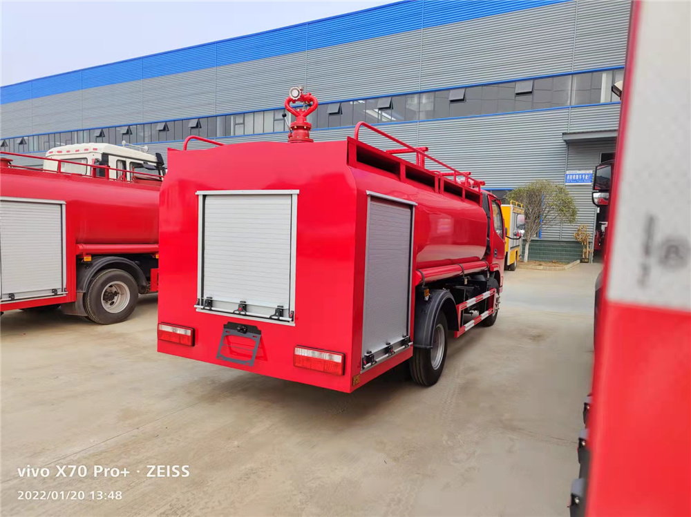 東風(fēng)多利卡消防灑水車8噸出口型圖片4